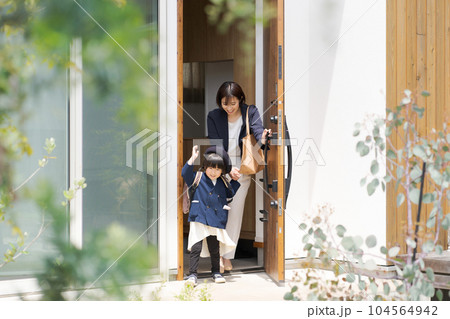 家から出発する子供とママ 104564942