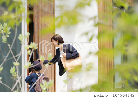 家から出発する子供とママ 104564945