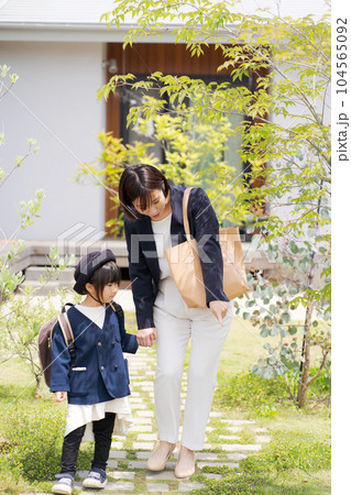 出勤するママと子供の写真 104565092