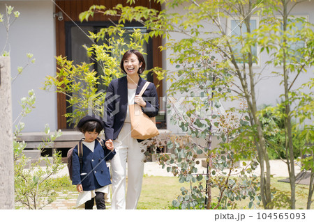 出勤するママと子供の写真 104565093