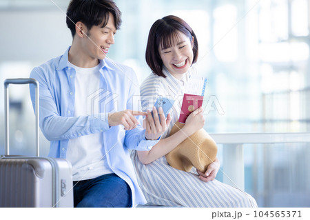 旅行　海外旅行に出発するカップル 104565371