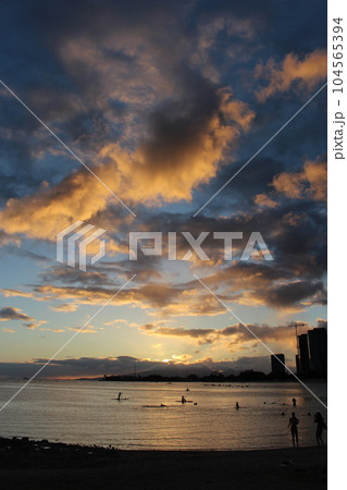 ハワイのサンセット　アラモアナビーチパークマジックアイランド 104565394