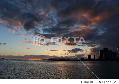 ハワイのサンセット　アラモアナビーチパークマジックアイランド 104565412