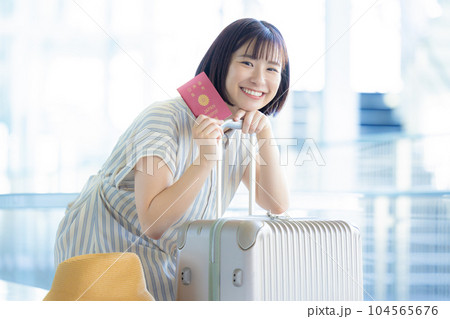 旅行 海外旅行に出発する女性 旅行 海外旅行に出発する女性 104565676