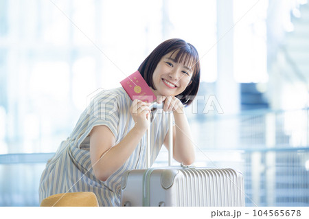 旅行 海外旅行に出発する女性 旅行 海外旅行に出発する女性 104565678