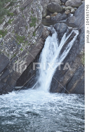 トローキの滝は海に直接落ちる日本では珍しい滝(屋久島) トローキの滝は海に直接落ちる日本では珍しい滝(屋久島) 104565746
