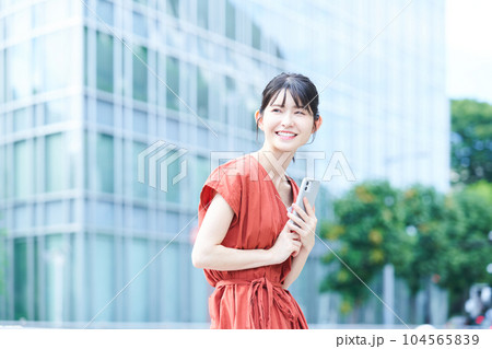 散策する女性 104565839