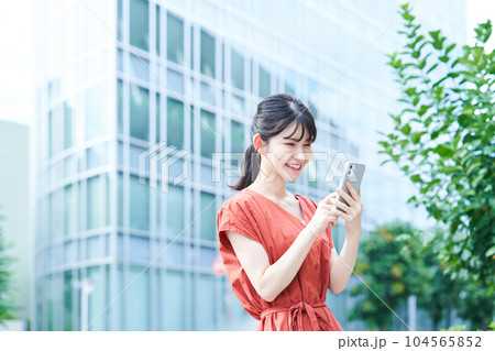 散策する女性 104565852