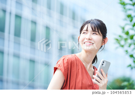 散策する女性 104565853