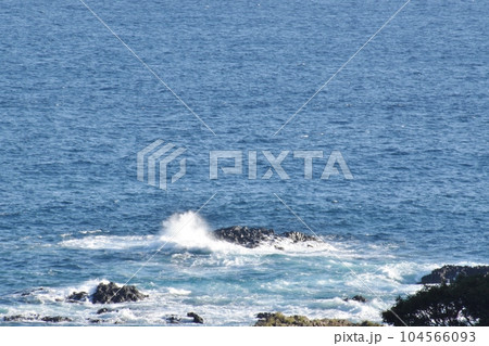 岩礁におしよせては返す大波小波 104566093