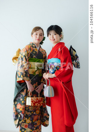 振袖の2人の女性 104566116