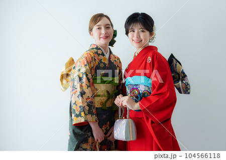 振袖の2人の女性 104566118