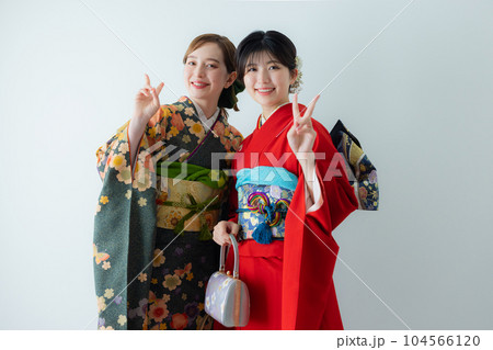 振袖の2人の女性 104566120