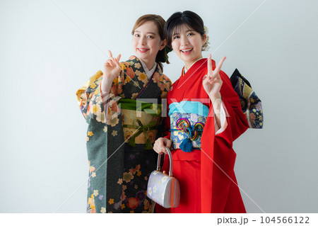 振袖の2人の女性 振袖の2人の女性 104566122