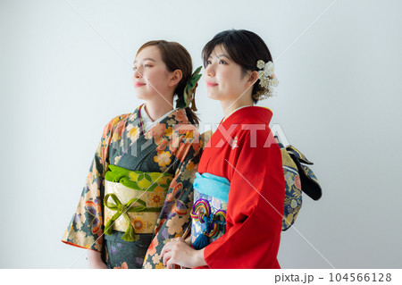 振袖の2人の女性 振袖の2人の女性 104566128