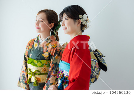 振袖の2人の女性 104566130
