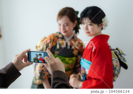 振袖の2人の女性 振袖の2人の女性 104566134