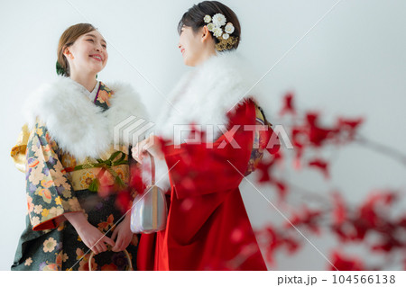 振袖の2人の女性 104566138