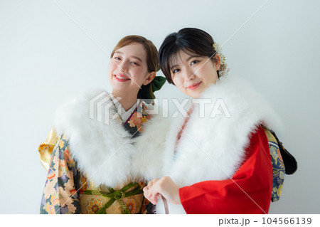 振袖の2人の女性 振袖の2人の女性 104566139