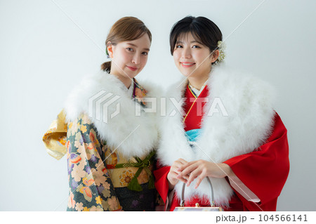振袖の2人の女性 104566141