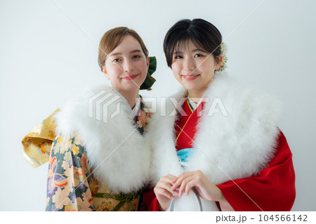振袖の2人の女性 104566142