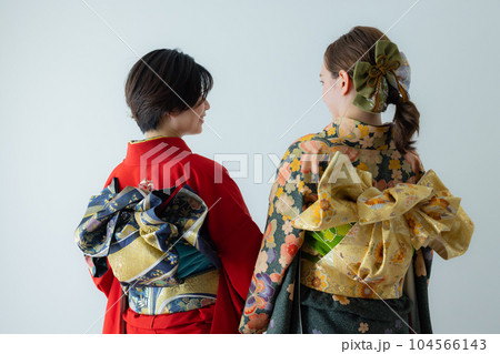 振袖の2人の女性 104566143