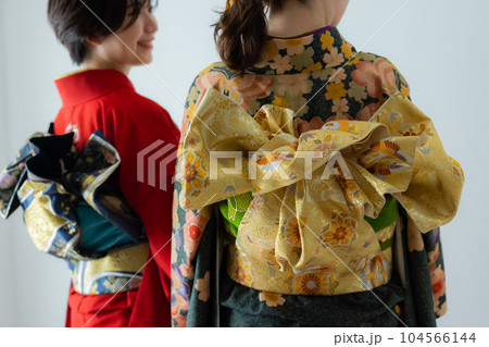 振袖の2人の女性 104566144