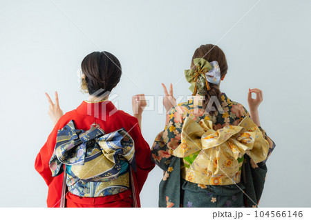 振袖の2人の女性 振袖の2人の女性 104566146
