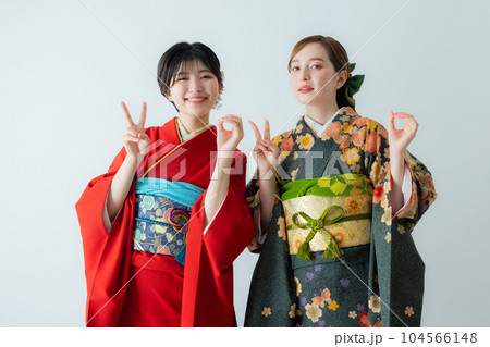 振袖の2人の女性 振袖の2人の女性 104566148