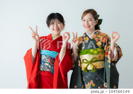 振袖の2人の女性 104566149