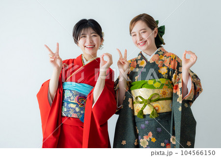 振袖の2人の女性 104566150