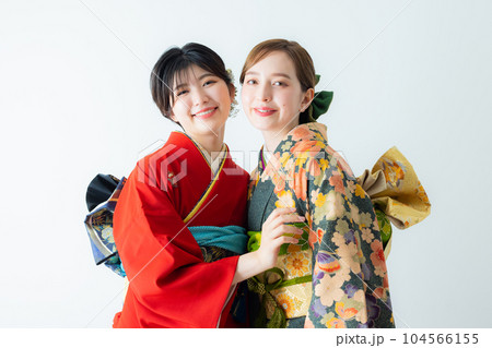 振袖の2人の女性 振袖の2人の女性 104566155