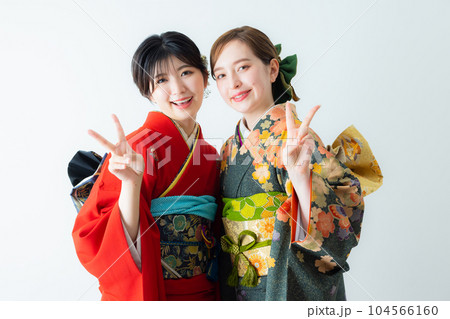 振袖の2人の女性 104566160