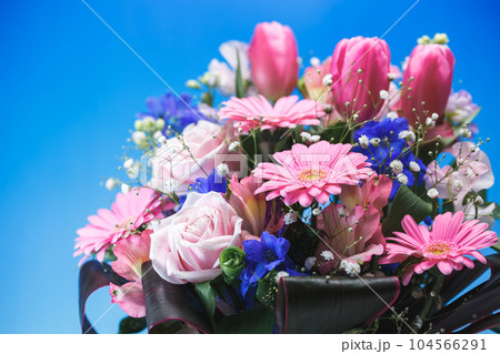 フラワーバスケット カラフルな花束 フラワーバスケット カラフルな花束 104566291
