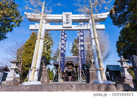 青い空を背景に鳥居と神社境内風景(甑神社) 104566925