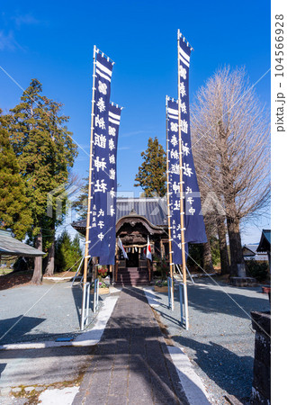 青い空を背景に神社境内風景(甑神社) 青い空を背景に神社境内風景(甑神社) 104566928