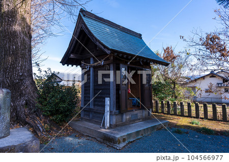 青い空を背景に神社境内風景(甑神社) 104566977