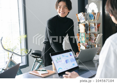 ビジネスマン 会議 打ち合わせ ビジネスマン 会議 打ち合わせ 104567184