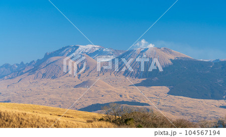 冬空を背景に阿蘇山(雪景色)パノラマ風景 冬空を背景に阿蘇山(雪景色)パノラマ風景 104567194