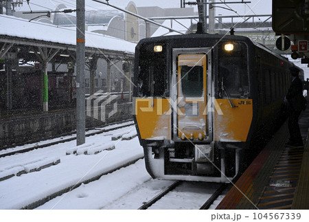 冬の米子駅 104567339