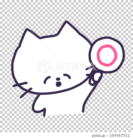 一隻可愛的白色小貓拿著圓盤丸的插圖 104567552