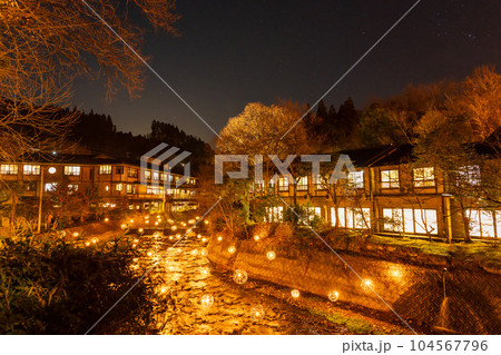 美しい夜空と竹灯りに映える風景　　黒川温泉(湯あかり)風景　「黒川温泉」 104567796
