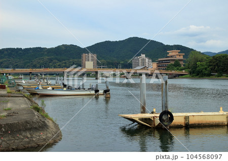 川岸に係留された船と瀬田川に架かる瀬田の唐橋 川岸に係留された船と瀬田川に架かる瀬田の唐橋 104568097