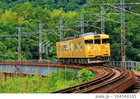 【JR西日本】115系（伯備線：方谷〜備中川面） 104568105