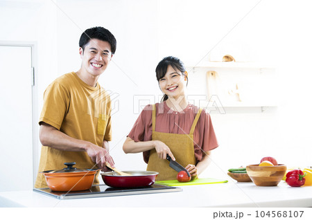 料理をする若い夫婦 料理をする若い夫婦 104568107