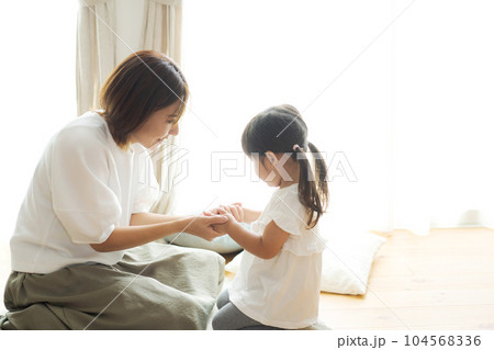 親子のスキンシップの写真 104568336