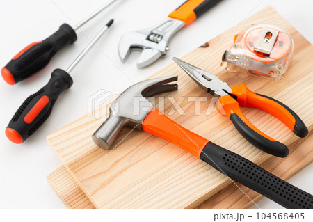 工具セットと木材(DIYイメージ) 工具セットと木材(DIYイメージ) 104568405