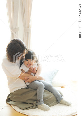 抱っこをする親子のポートレート 抱っこをする親子のポートレート 104568434