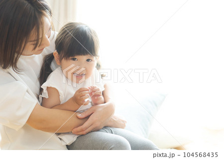 抱っこをする親子のポートレート 抱っこをする親子のポートレート 104568435