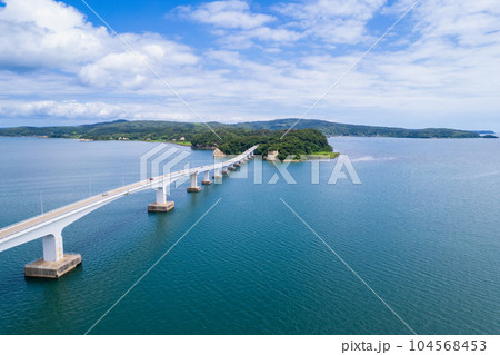 ドローン｜和倉温泉と能登島を結ぶ、七尾湾に架かる能登島大橋の空撮｜石川県七尾市 104568453
